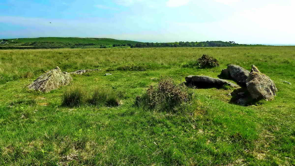 Another view, showing the remains of the kerb circle