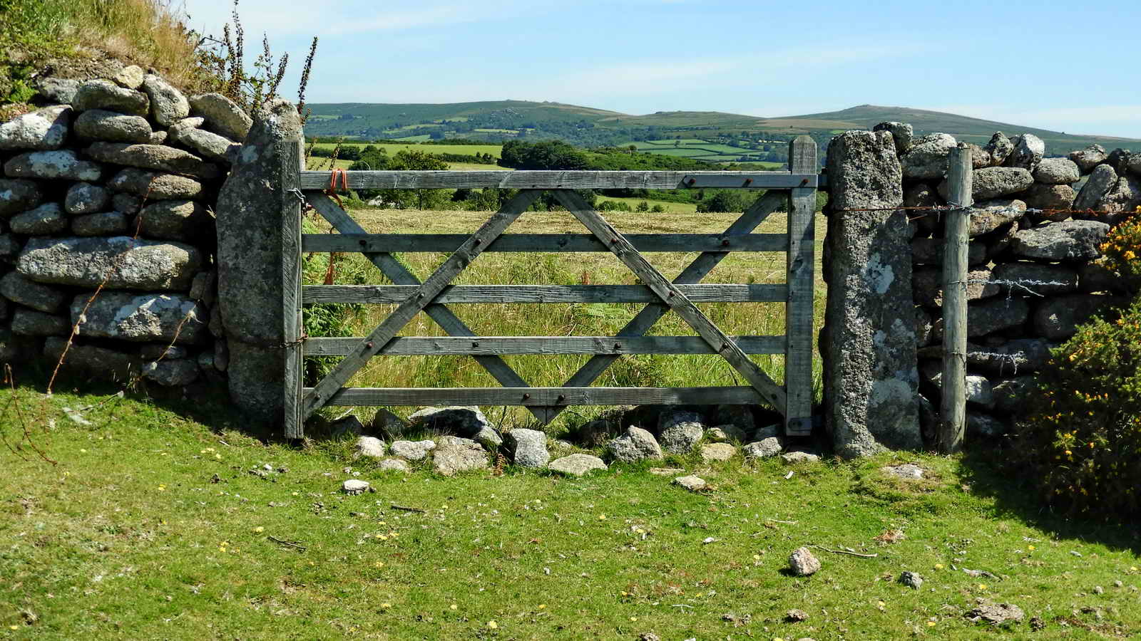 Another gate with two slotted gateposts, this time facing each other indicating they are in their original positions - SX 69673 72383