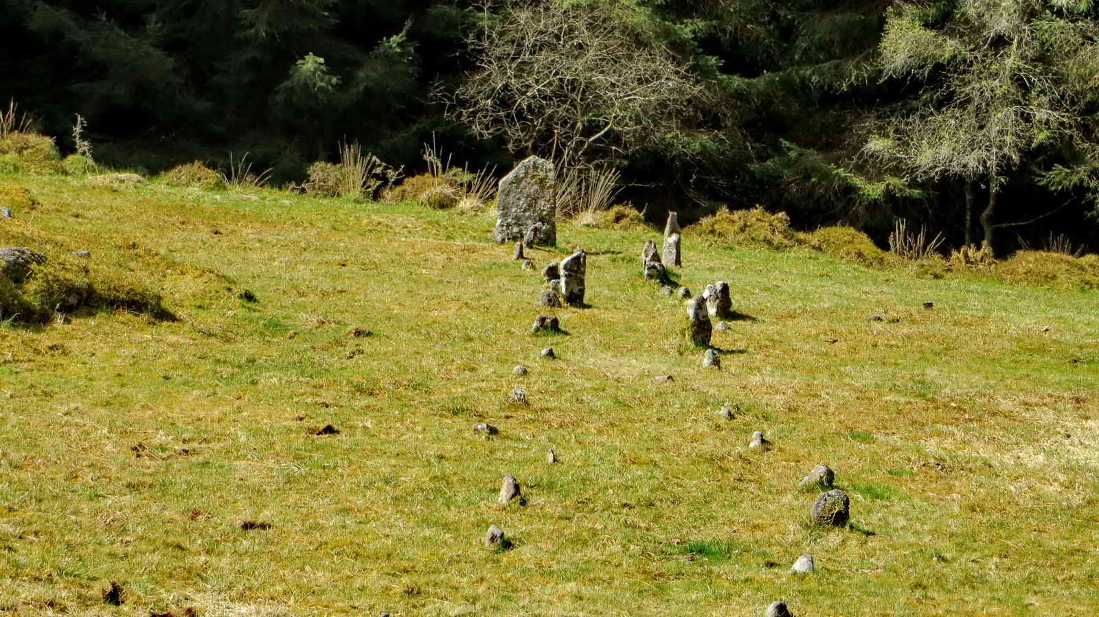 The terminal blocking stone at the bottom of the row