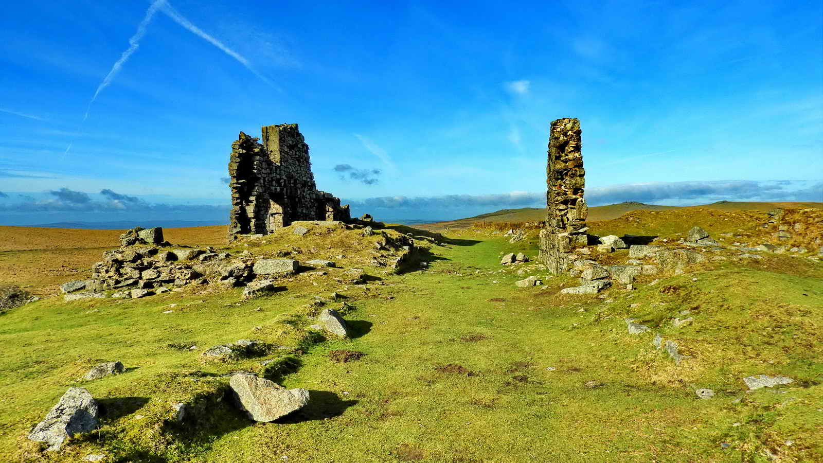 A view looking from the northern quarry entrance, between the cottages, out along Big Tip