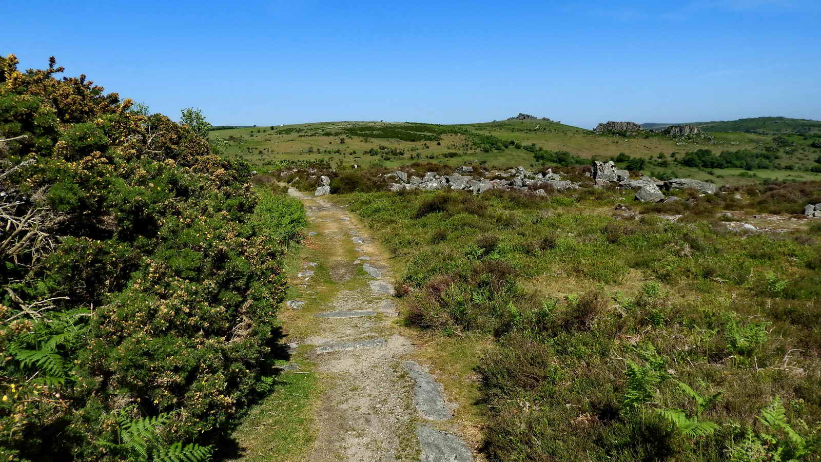 Track continuing down, with the Quarryman’s hut down to the right below the rocks