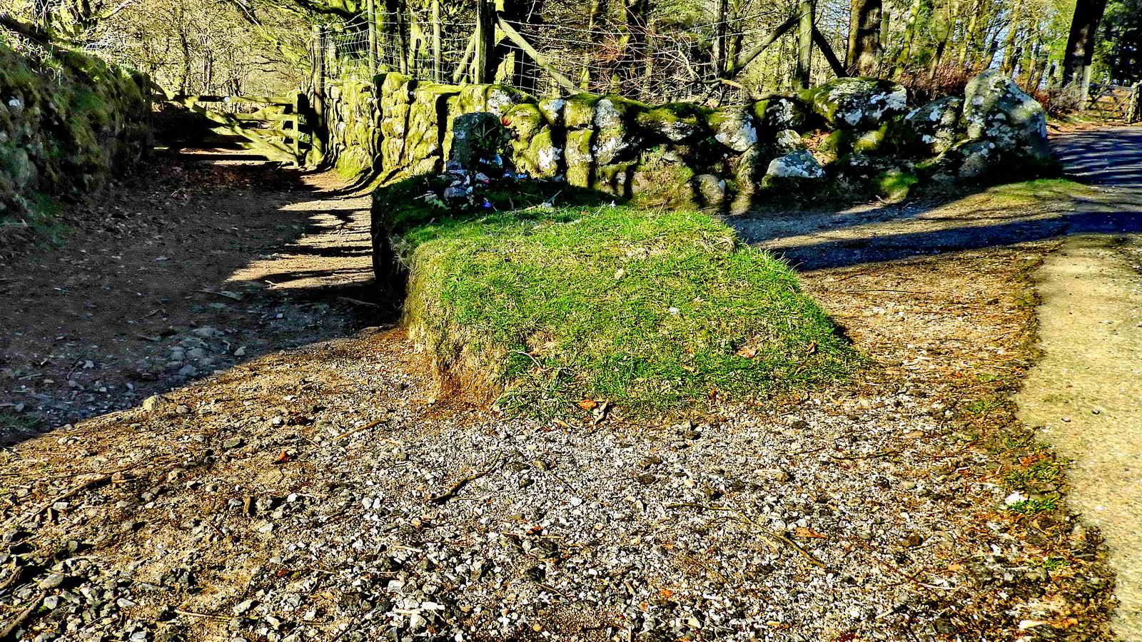 Jay’s Grave, at SX 73238 79908.  Located at a crossroads (Google Map image) where Heatree Common lane (i.e. Natsworthy Gate footpath), through the gate behind the grave, crosses the Ashburton / Moretonhampstead & Chagford road