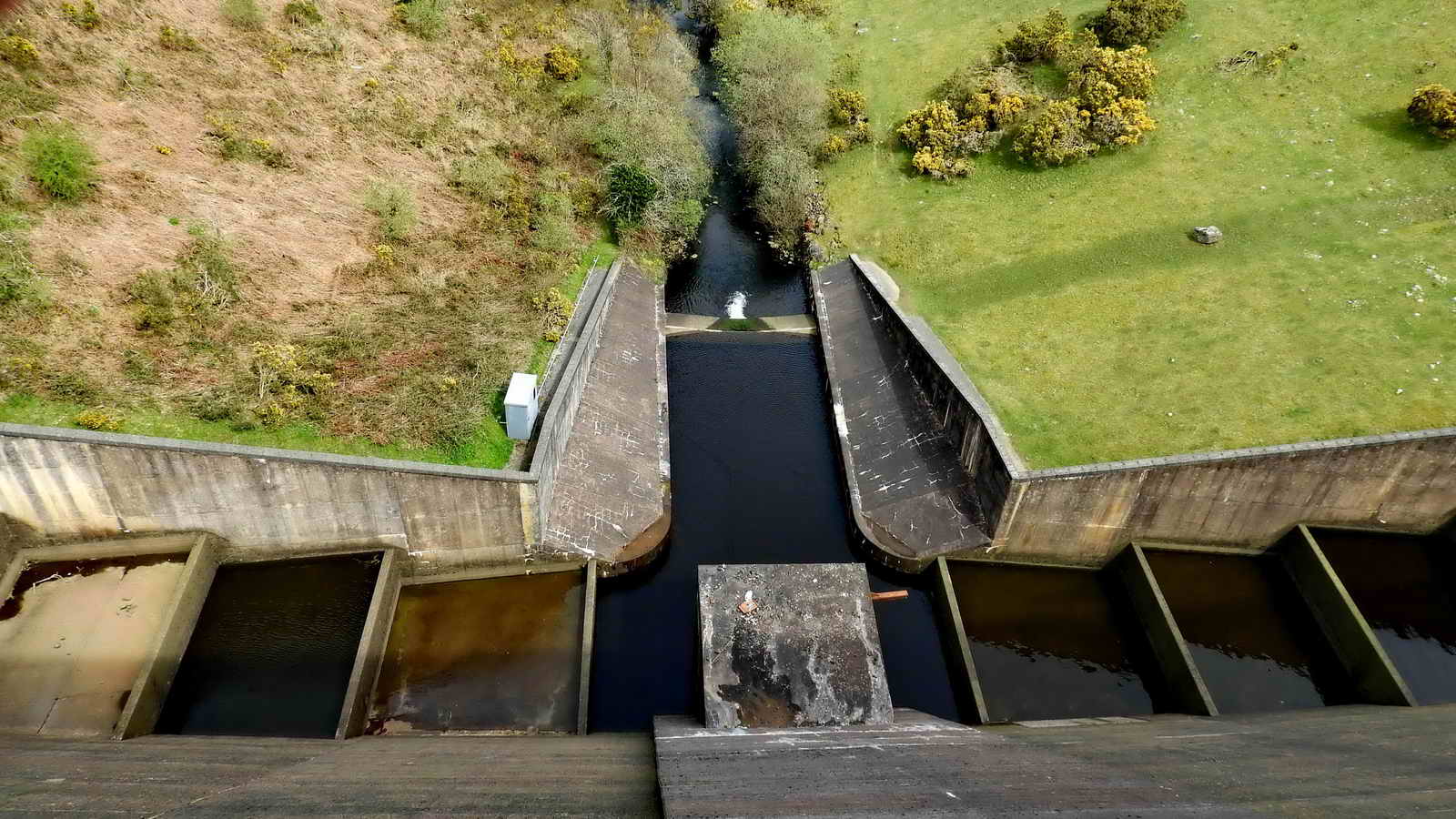 The system for the spillway to control overflow when the dam is full