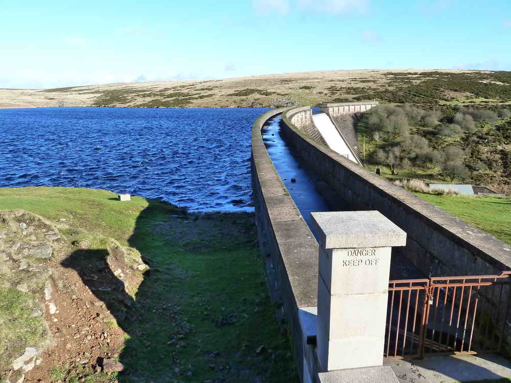 Looking immediately along the top of the dam