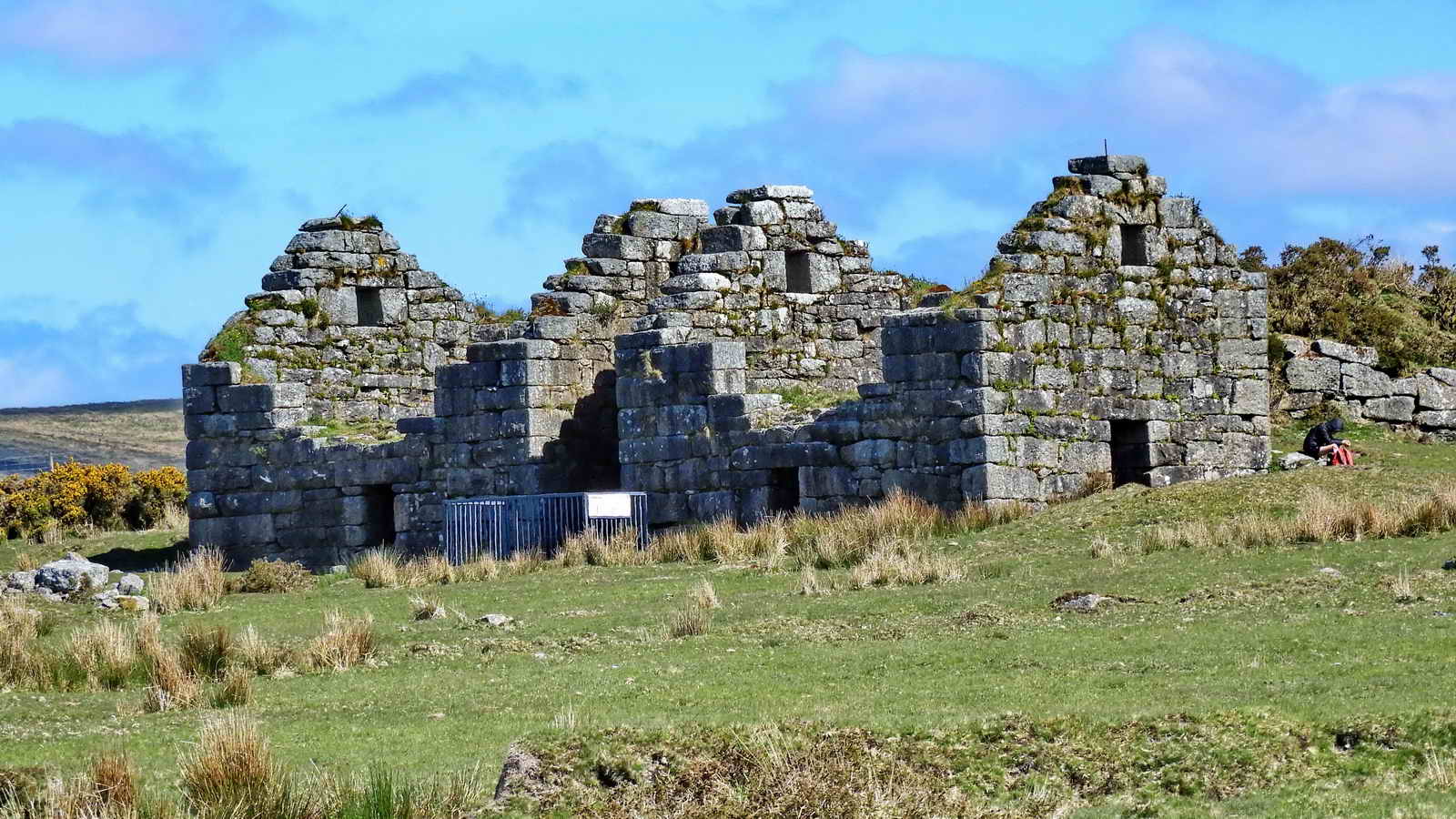 A passing view of the north end Incorporation Mill. The white rectangle is the DNPA overview notice of the gunpowder-making process shown near the top of this web page