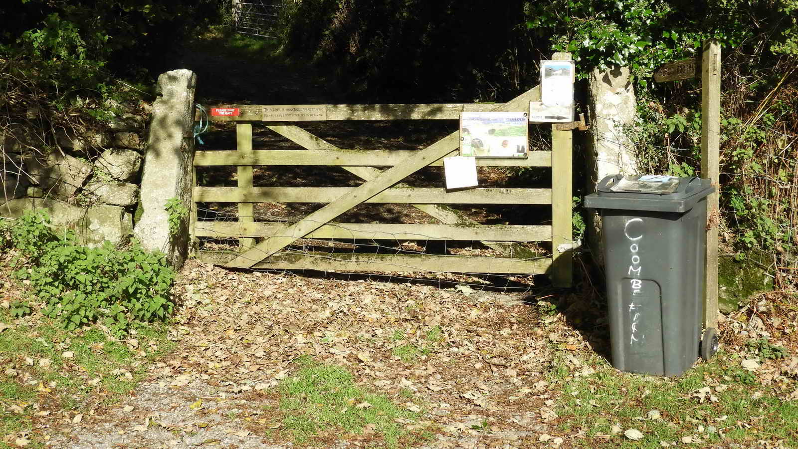 Gate to Kingshead Farm, at SX 71660 77062