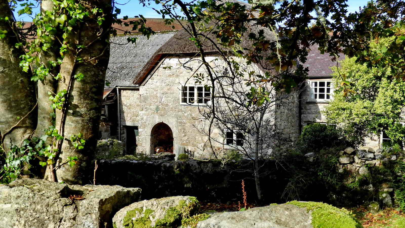 There are many interesting aspects of Middle Bonehill’s old longhouse, the porch being one of them