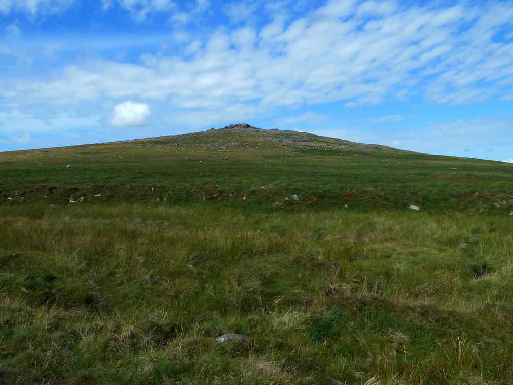 Looking up to Yes Tor